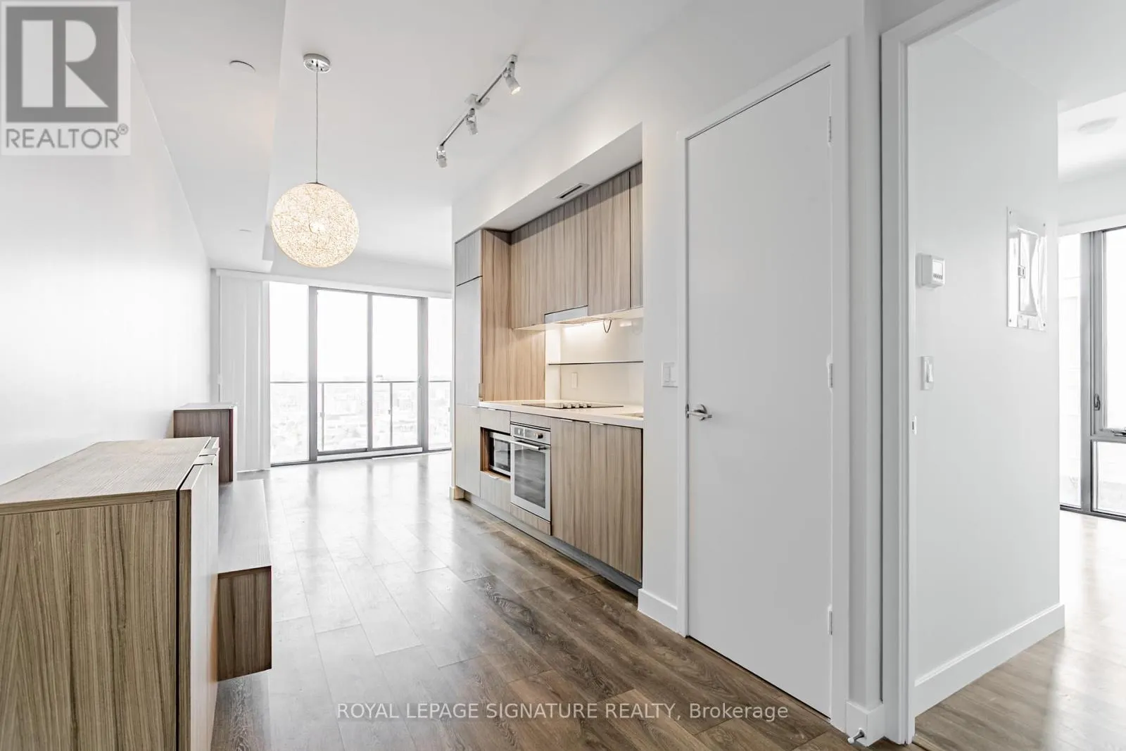 1805 - 215 QUEEN STREET W