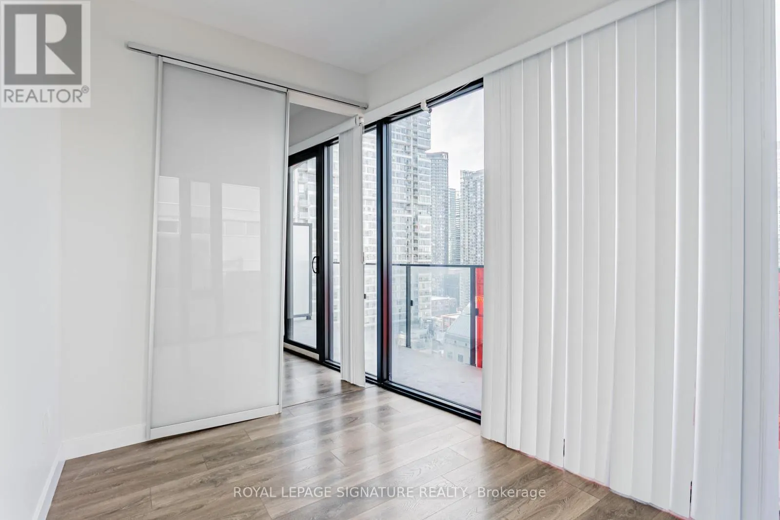 1805 - 215 QUEEN STREET W