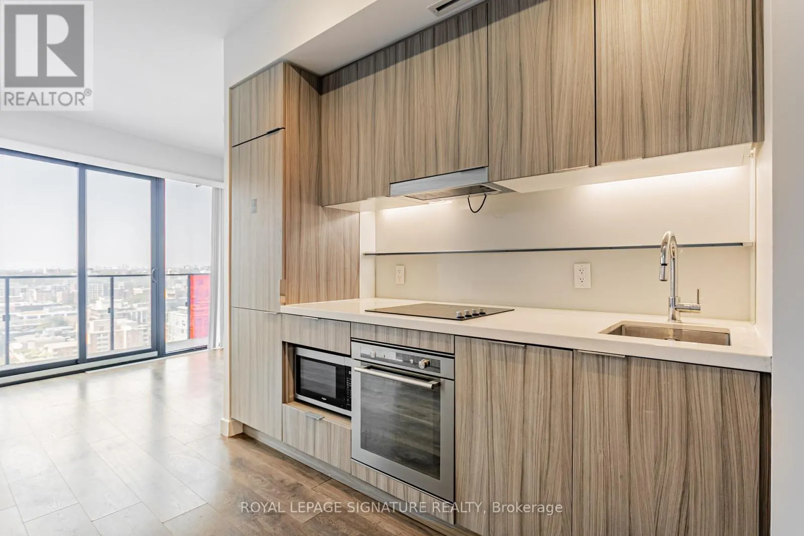 1805 - 215 QUEEN STREET W