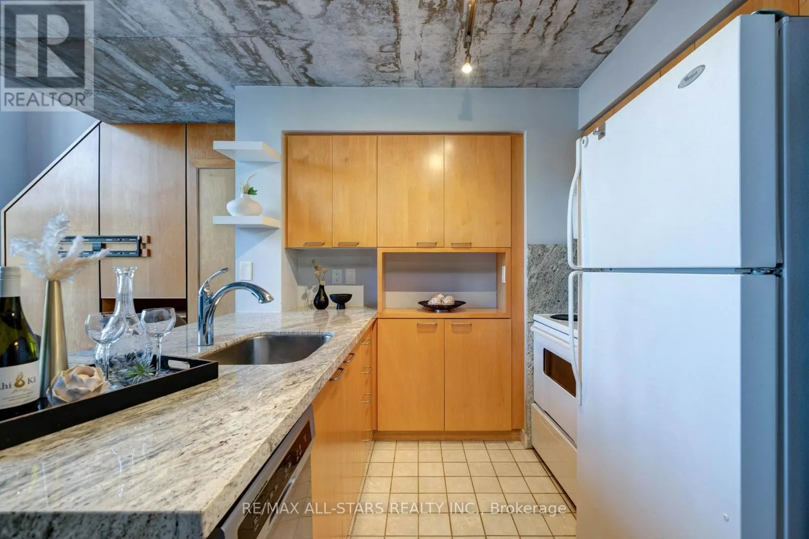 409 - 255 RICHMOND STREET E