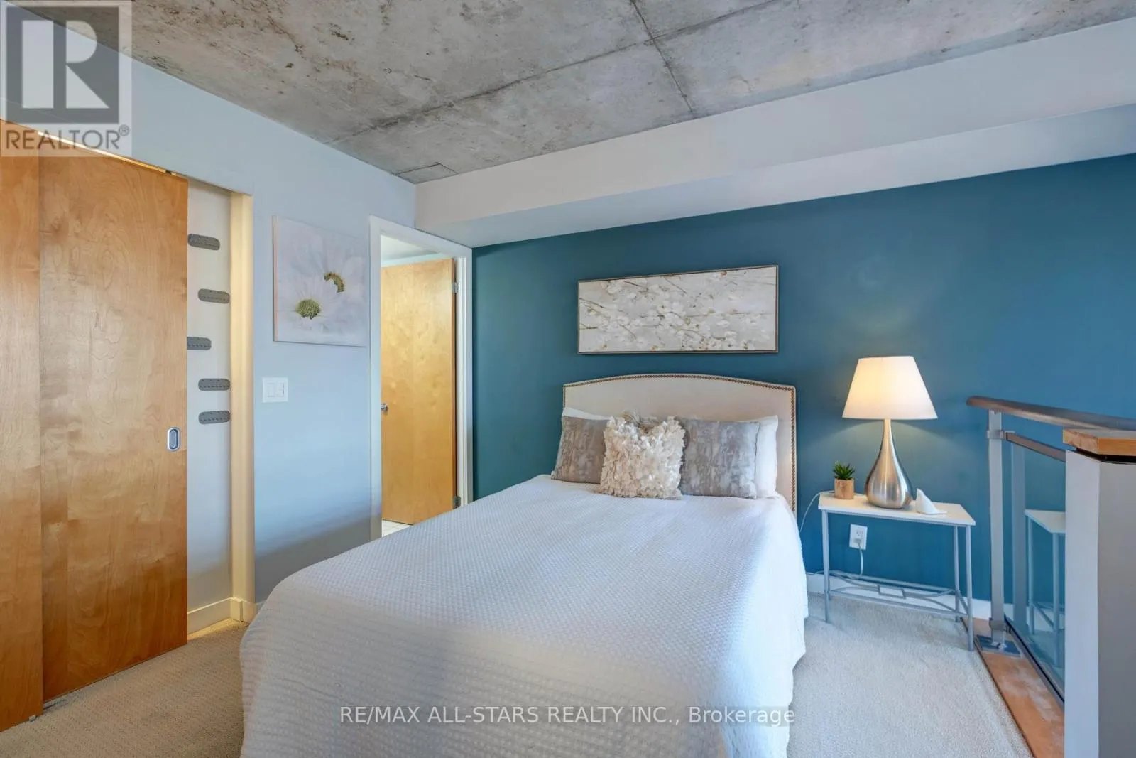 409 - 255 RICHMOND STREET E
