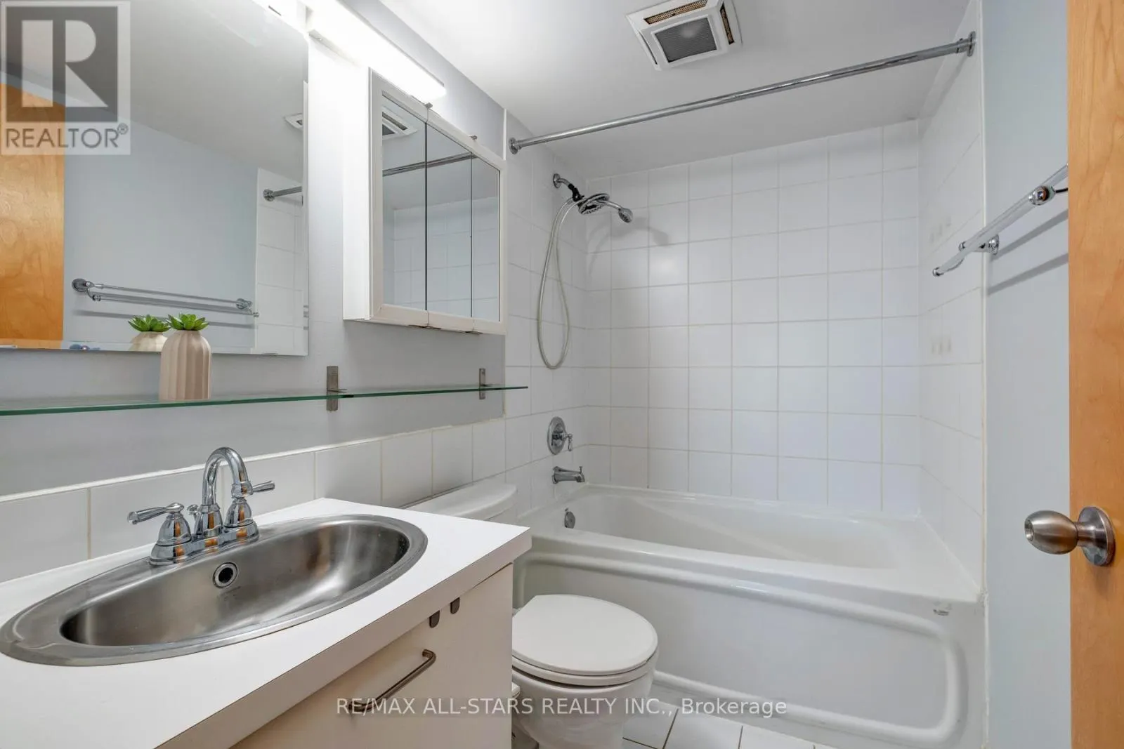 409 - 255 RICHMOND STREET E