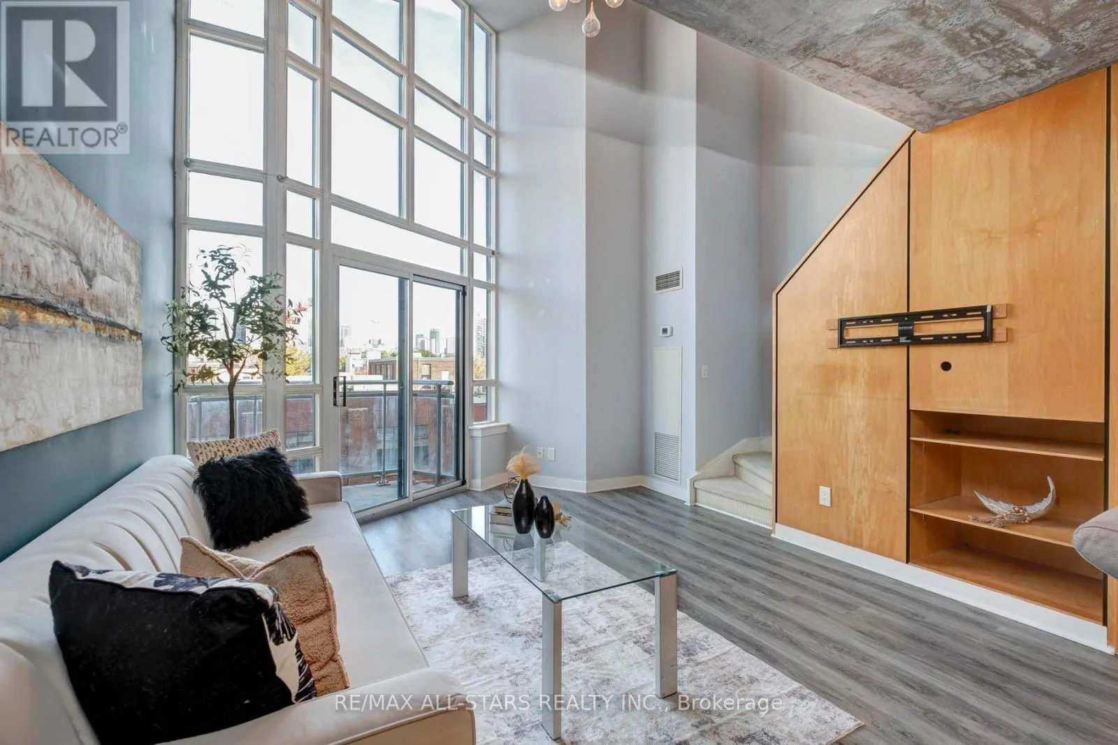 409 - 255 RICHMOND STREET E