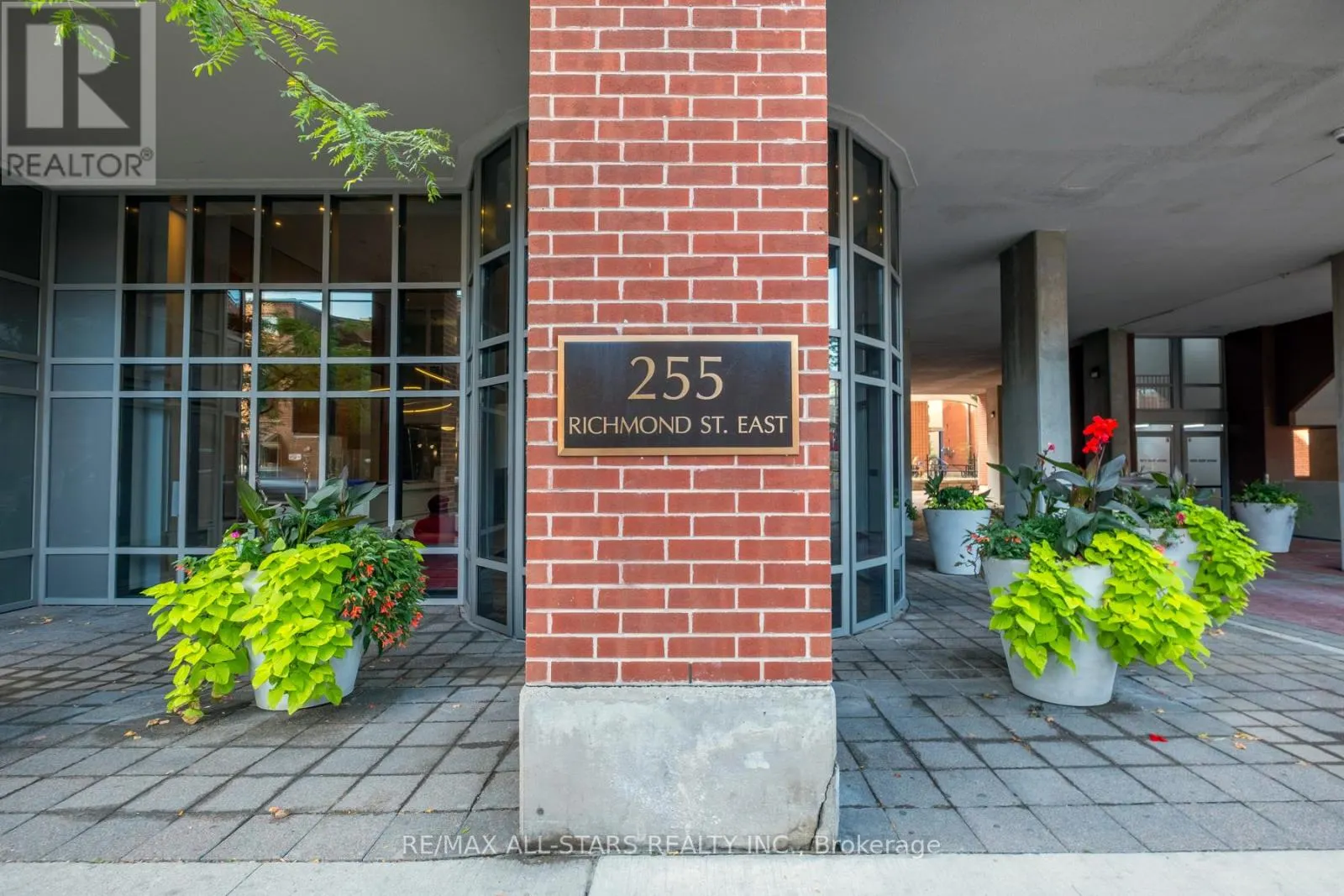 409 - 255 RICHMOND STREET E