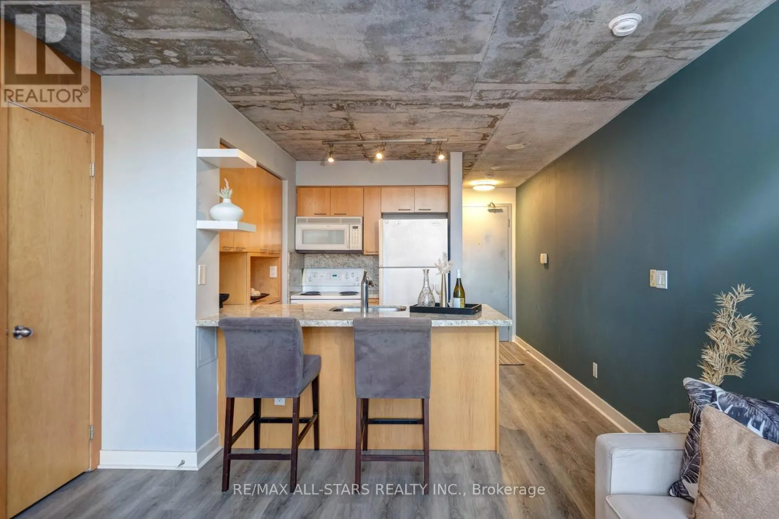 409 - 255 RICHMOND STREET E