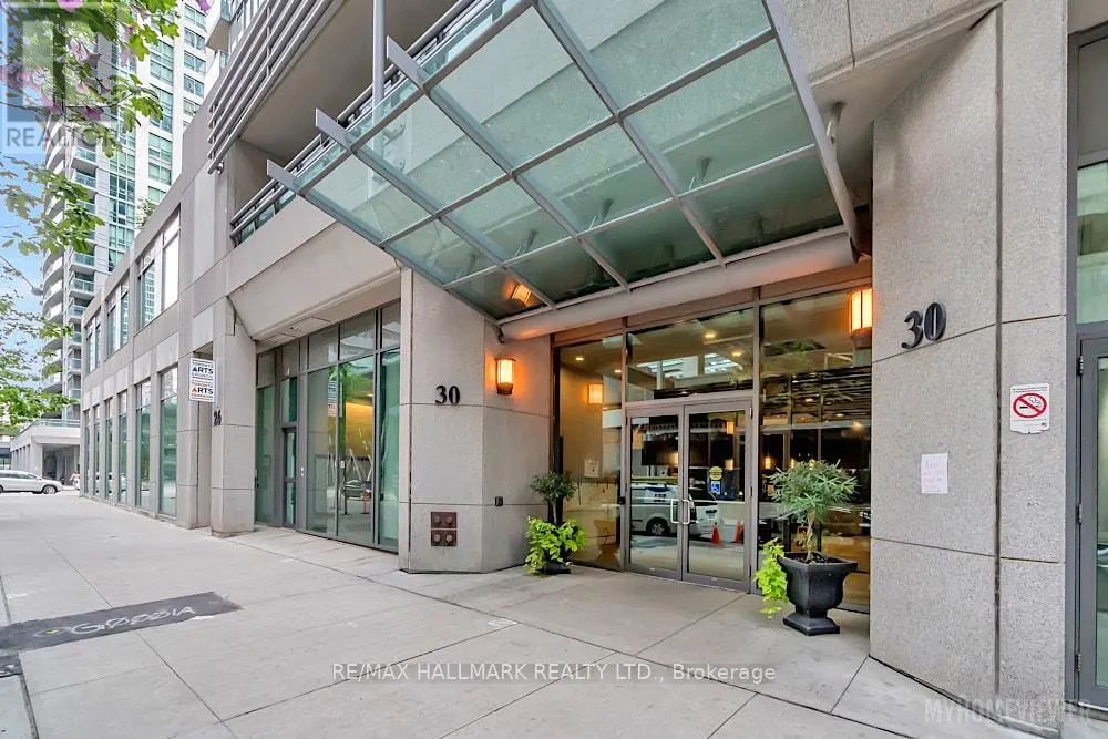 3211 - 30 GRAND TRUNK CRESCENT