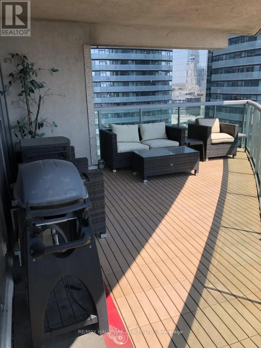 3211 - 30 GRAND TRUNK CRESCENT