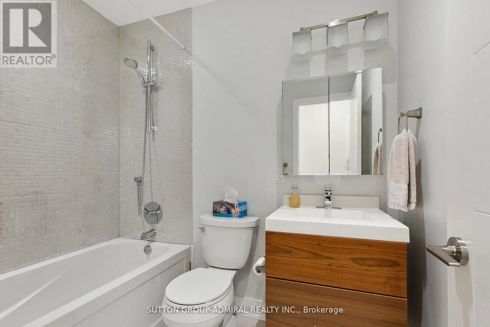 34 ELVINA GARDENS