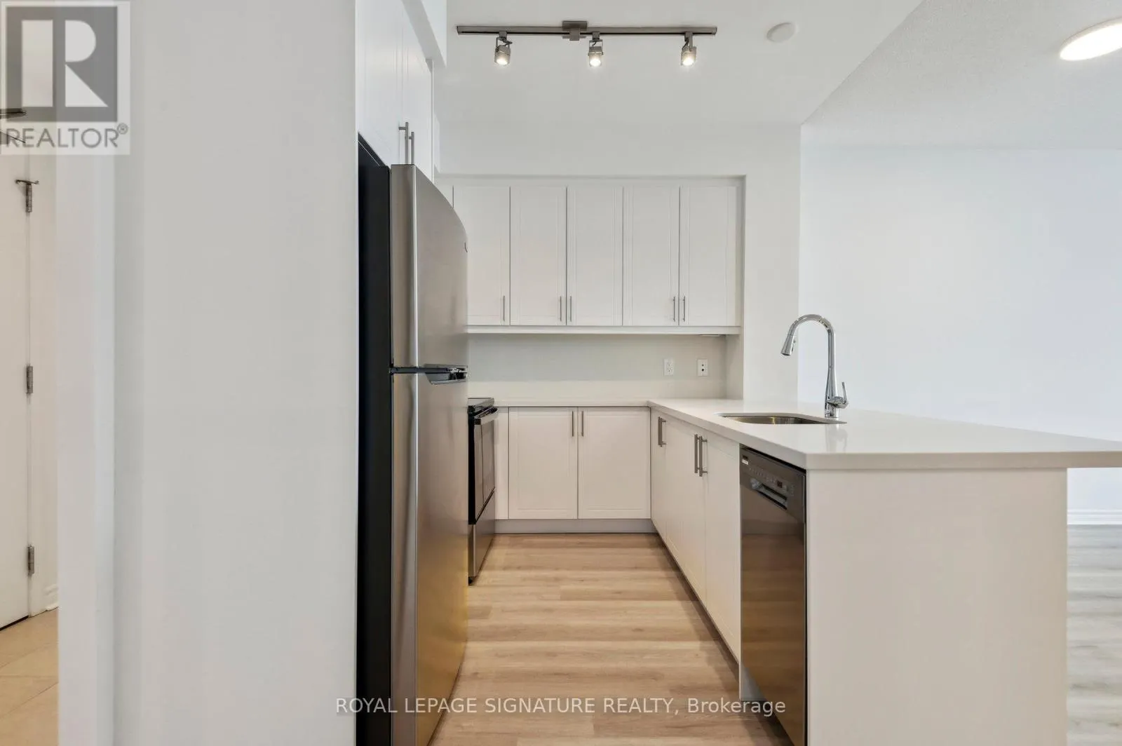 233 - 2885 BAYVIEW AVENUE