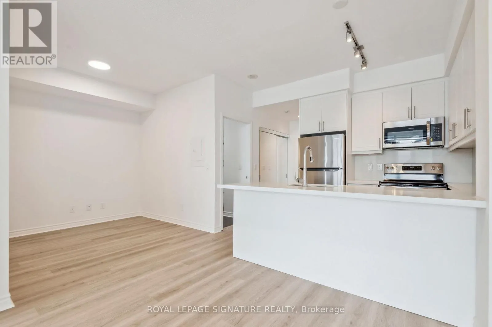 233 - 2885 BAYVIEW AVENUE