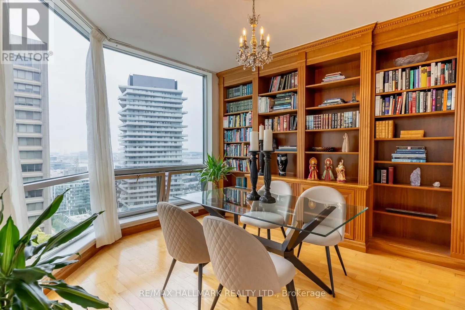 PH9 - 10 QUEENS QUAY W