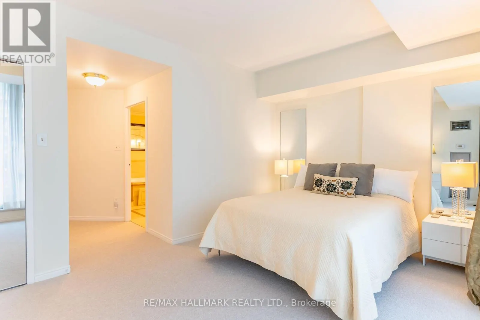 PH9 - 10 QUEENS QUAY W