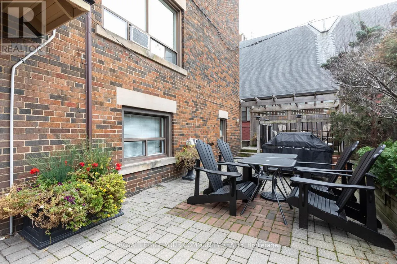 16 - 922 BATHURST STREET
