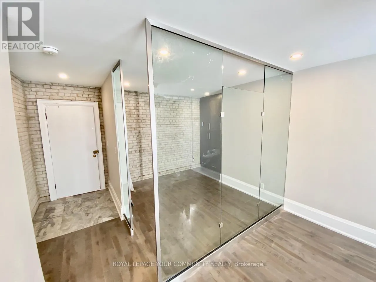 16 - 922 BATHURST STREET