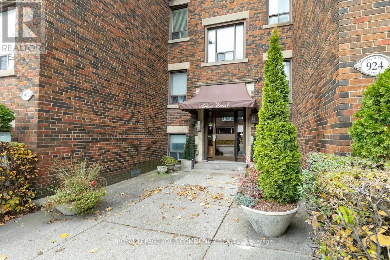 16 - 922 BATHURST STREET