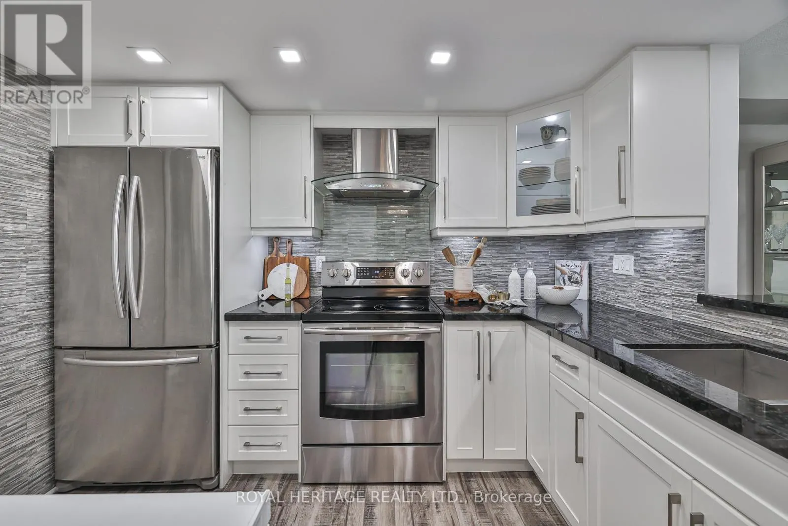 806 - 10 TORRESDALE AVENUE