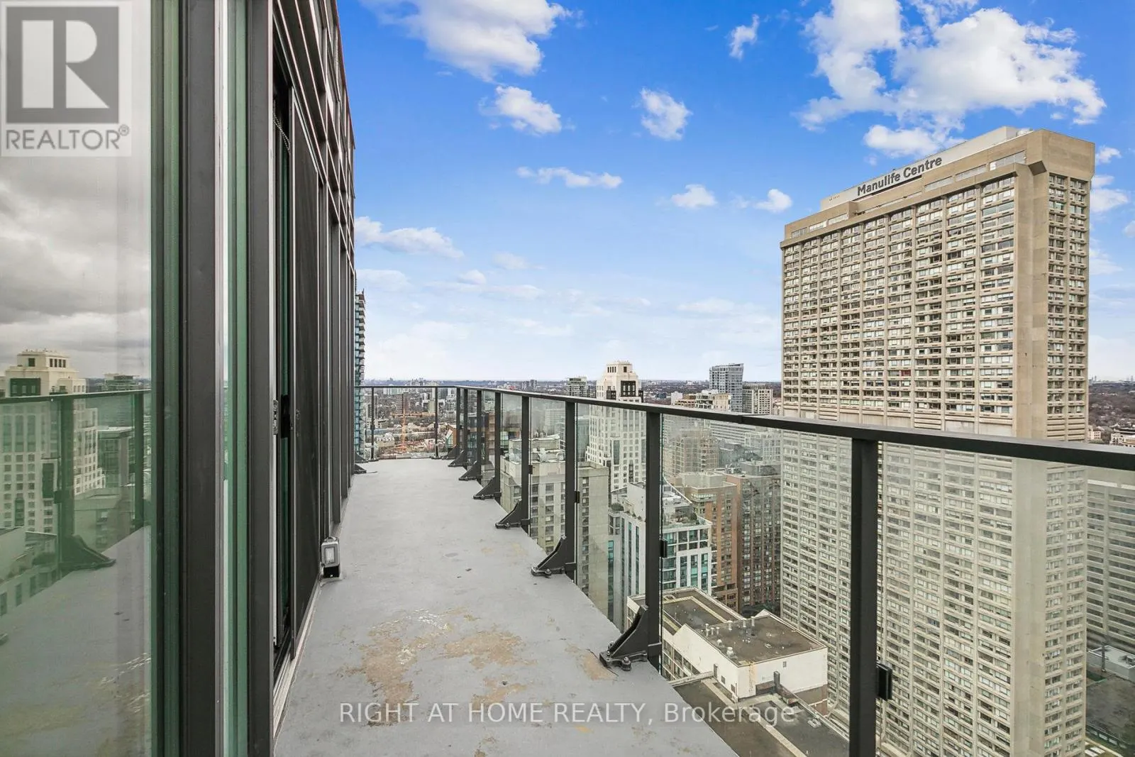 3506 - 75 ST NICHOLAS STREET