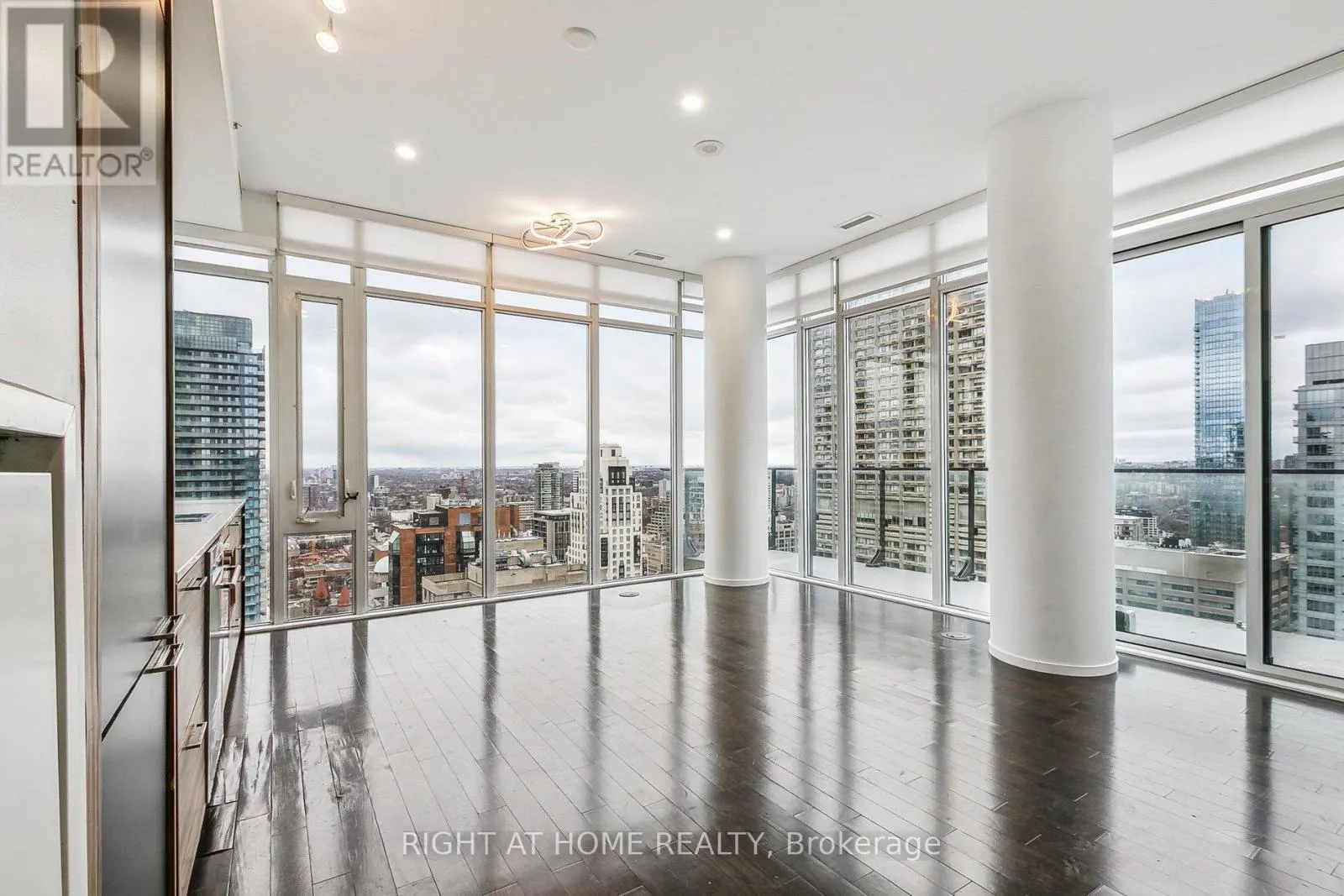 3506 - 75 ST NICHOLAS STREET