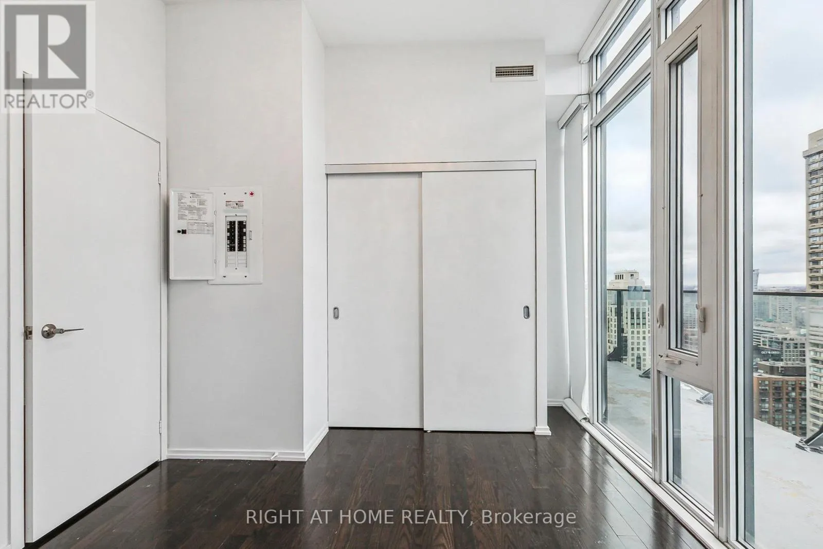 3506 - 75 ST NICHOLAS STREET