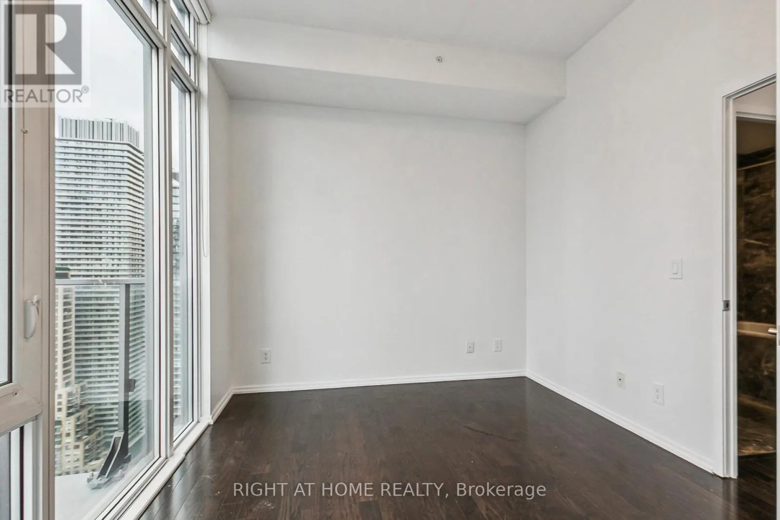 3506 - 75 ST NICHOLAS STREET