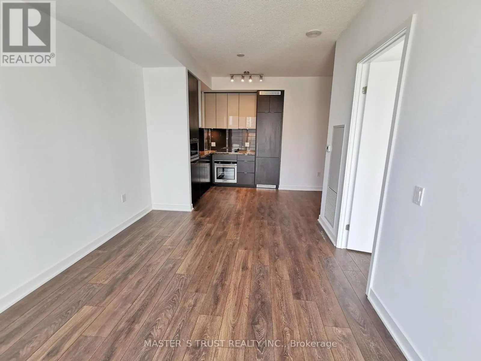 3909 - 125 BLUE JAYS WAY