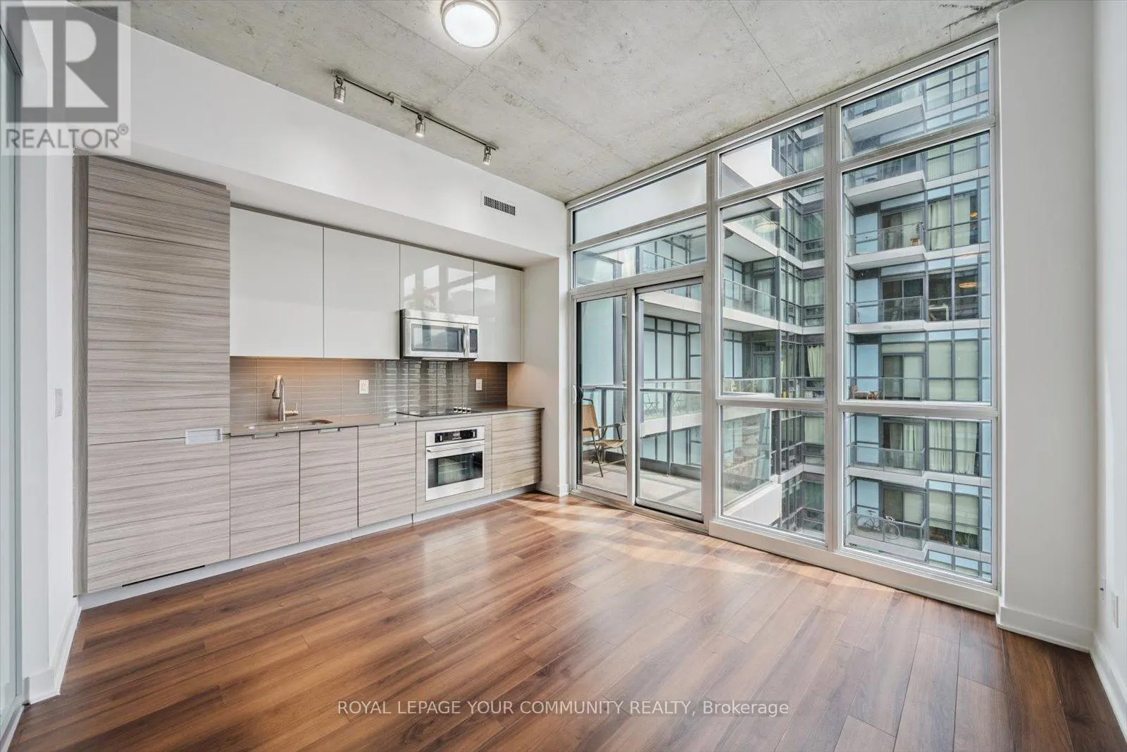 1902 - 210 SIMCOE STREET