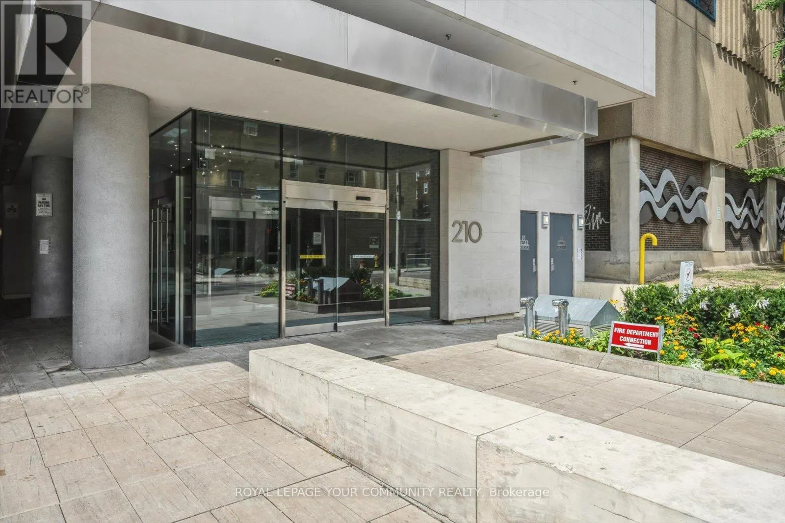 1902 - 210 SIMCOE STREET