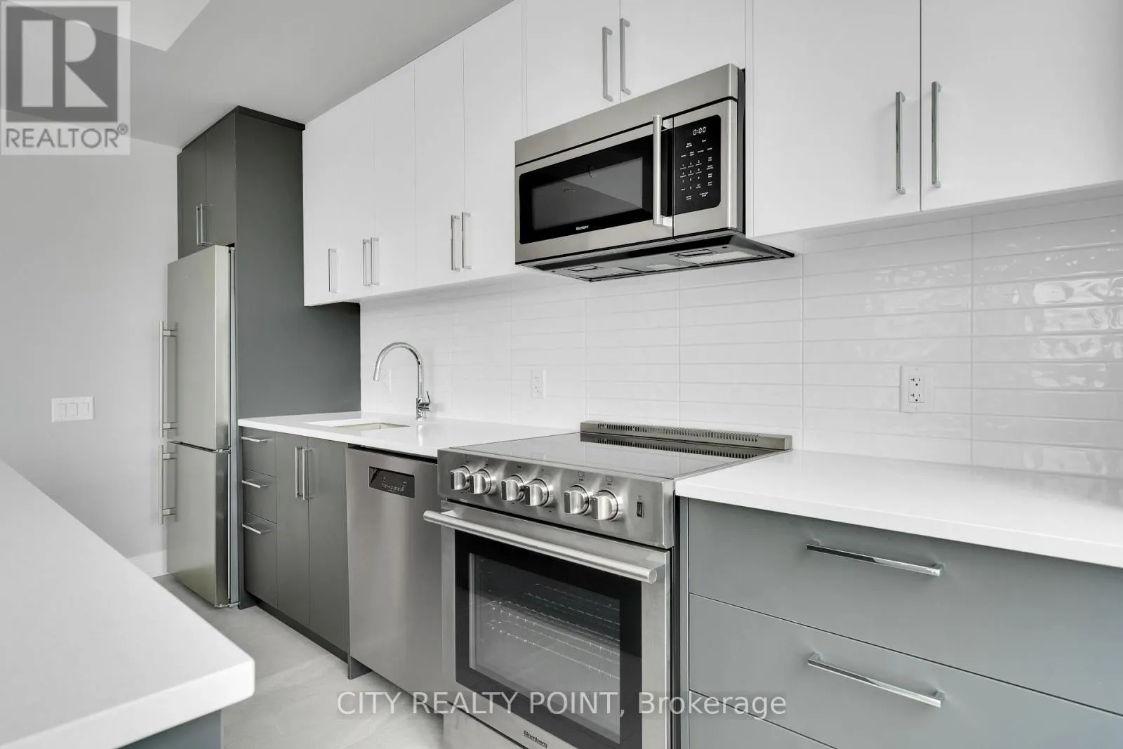 411 - 664 SPADINA AVENUE