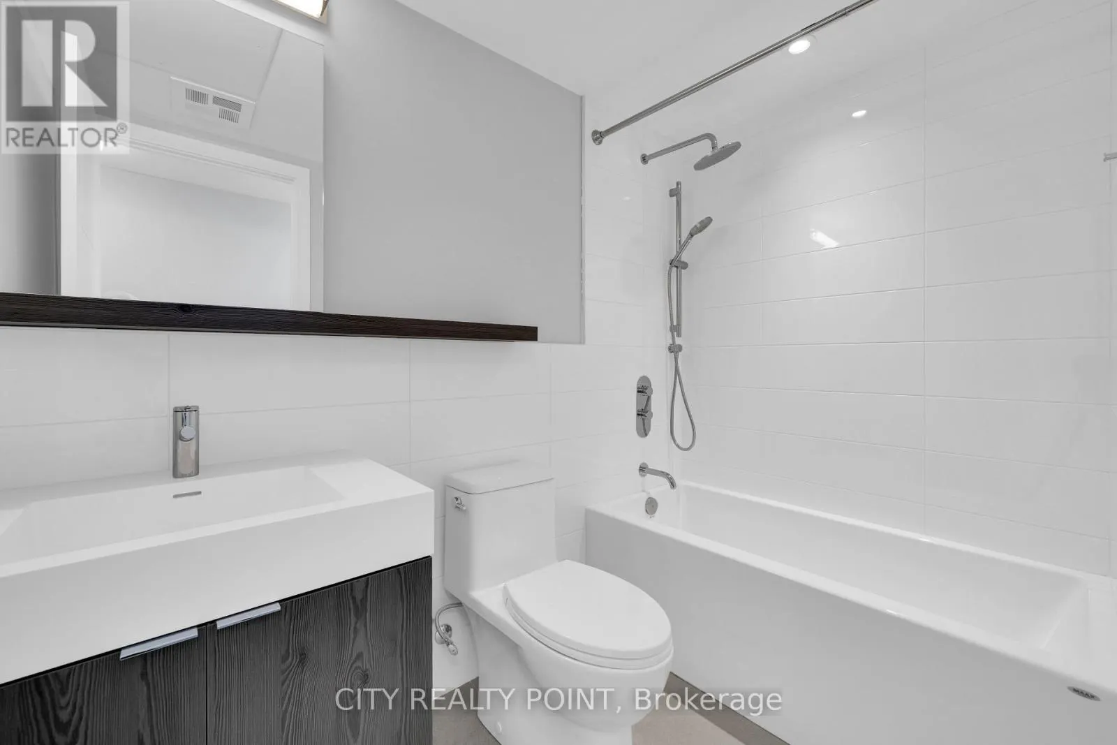 411 - 664 SPADINA AVENUE