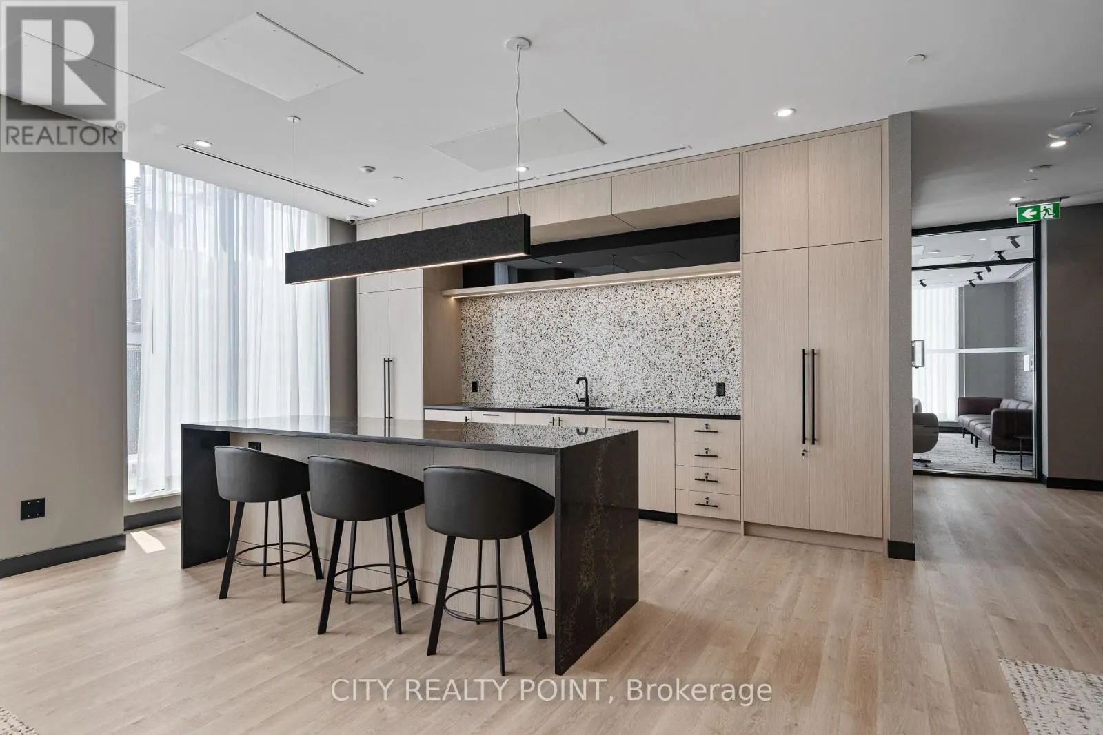 411 - 664 SPADINA AVENUE