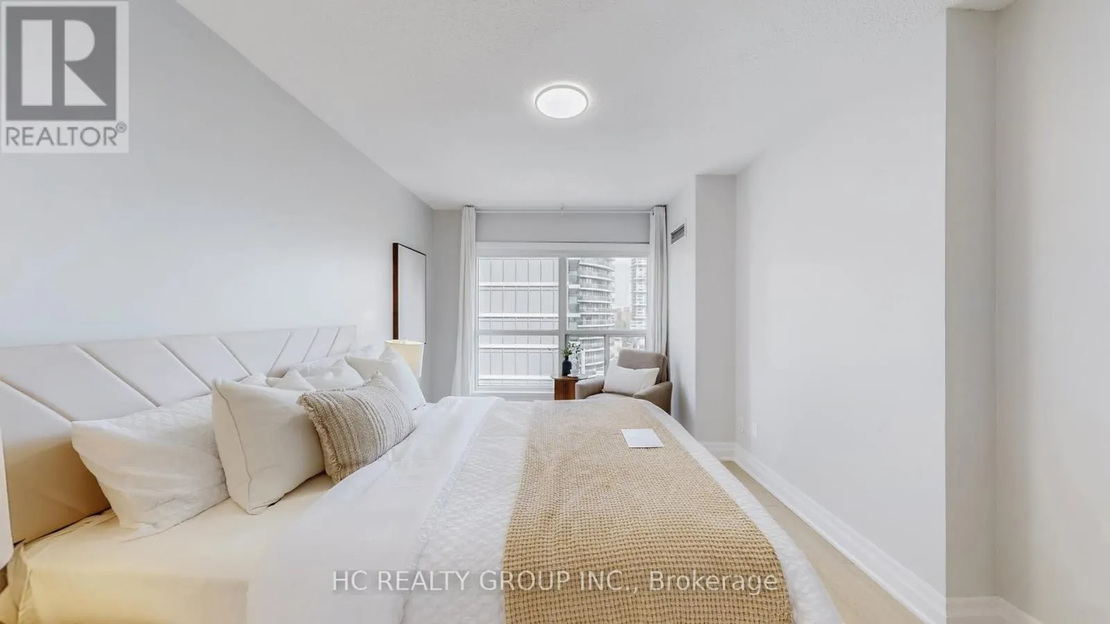 905 - 7 CARLTON STREET