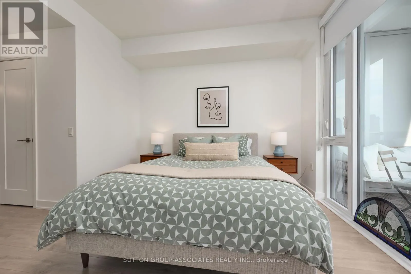 1702 - 576 FRONT STREET W