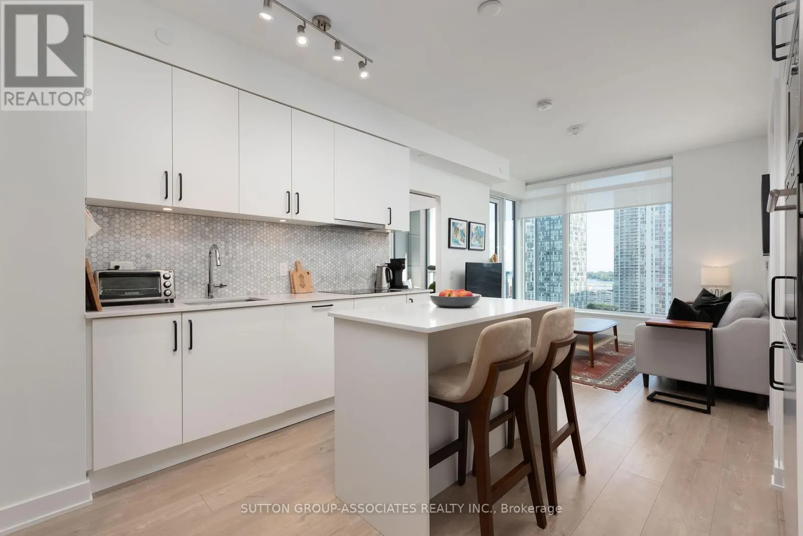 1702 - 576 FRONT STREET W