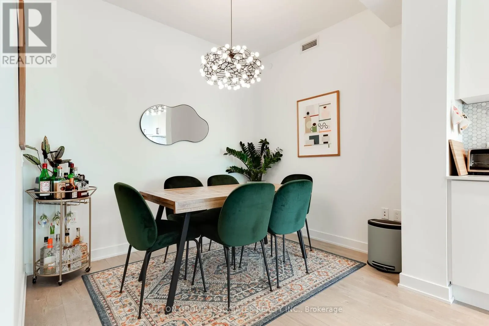 1702 - 576 FRONT STREET W