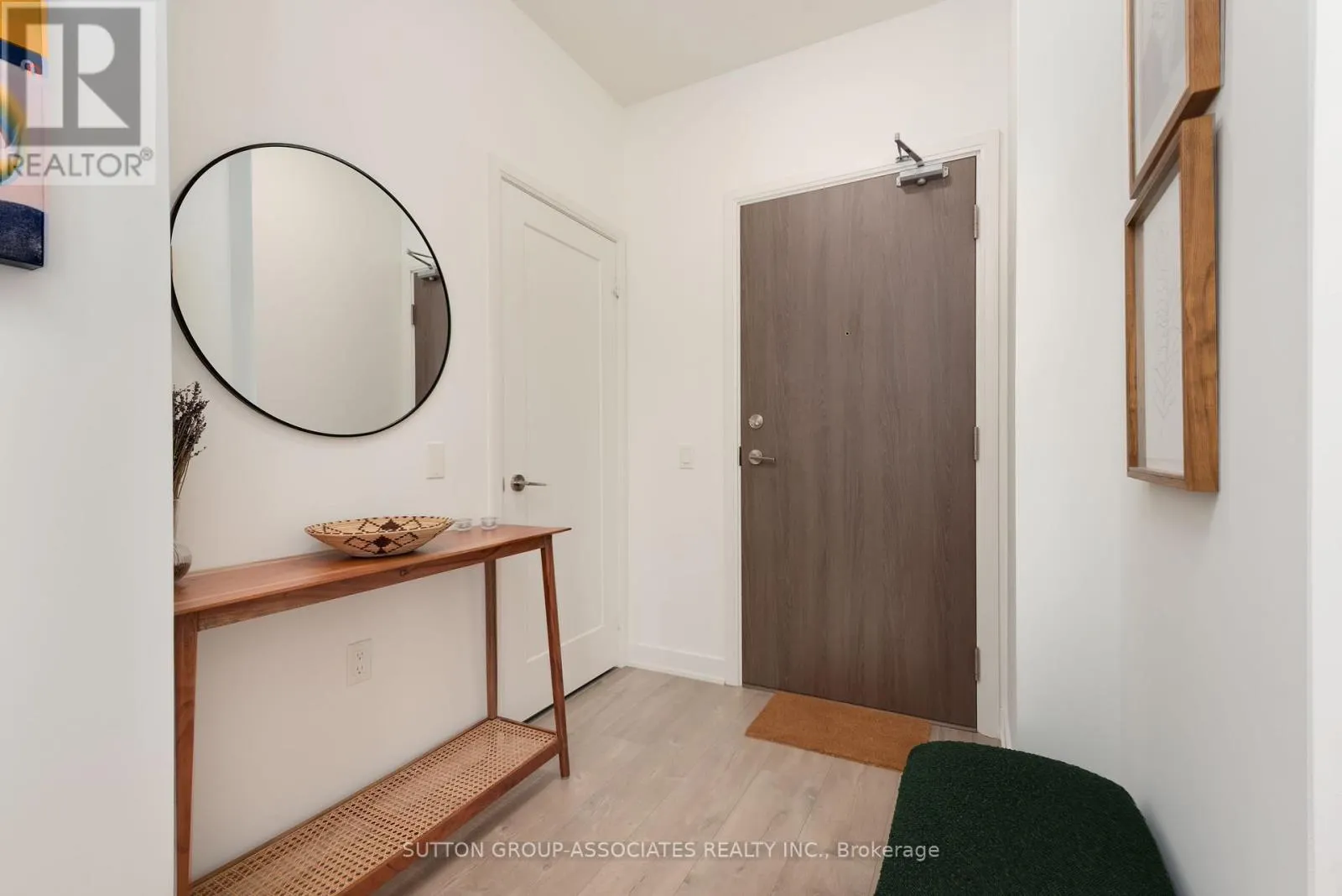 1702 - 576 FRONT STREET W