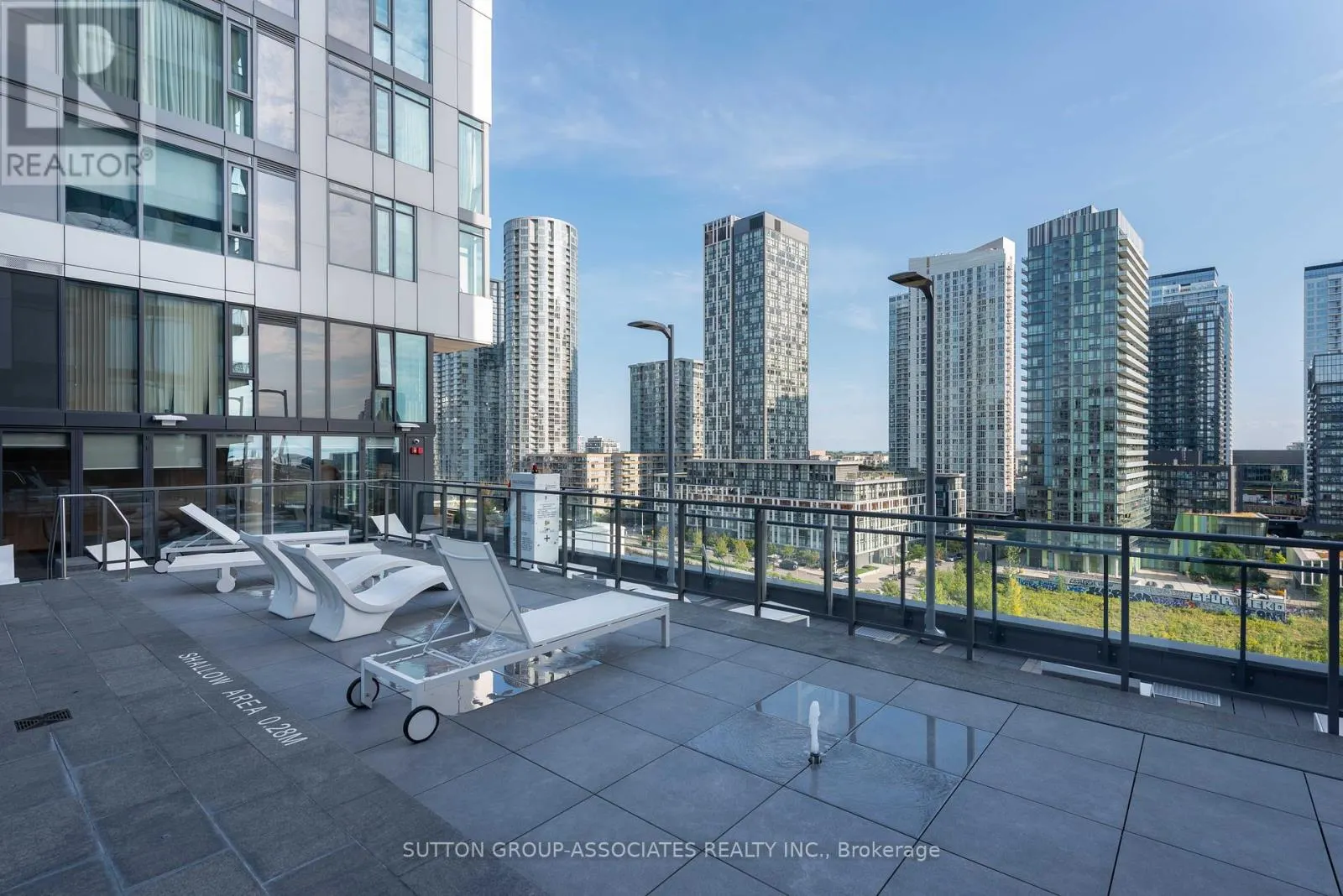1702 - 576 FRONT STREET W