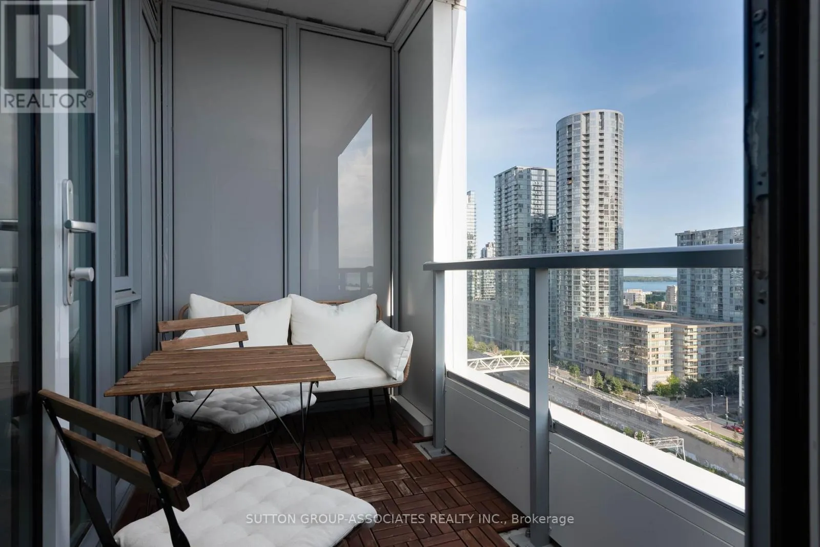 1702 - 576 FRONT STREET W