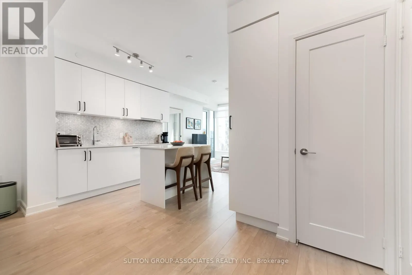1702 - 576 FRONT STREET W