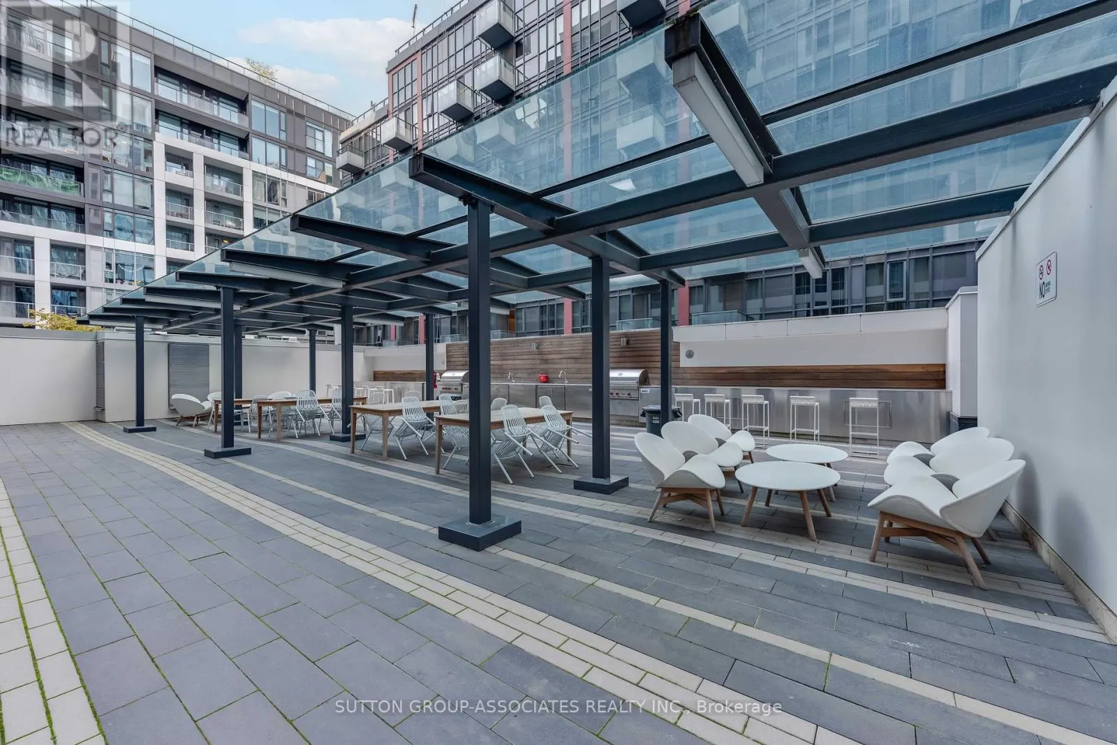 1702 - 576 FRONT STREET W