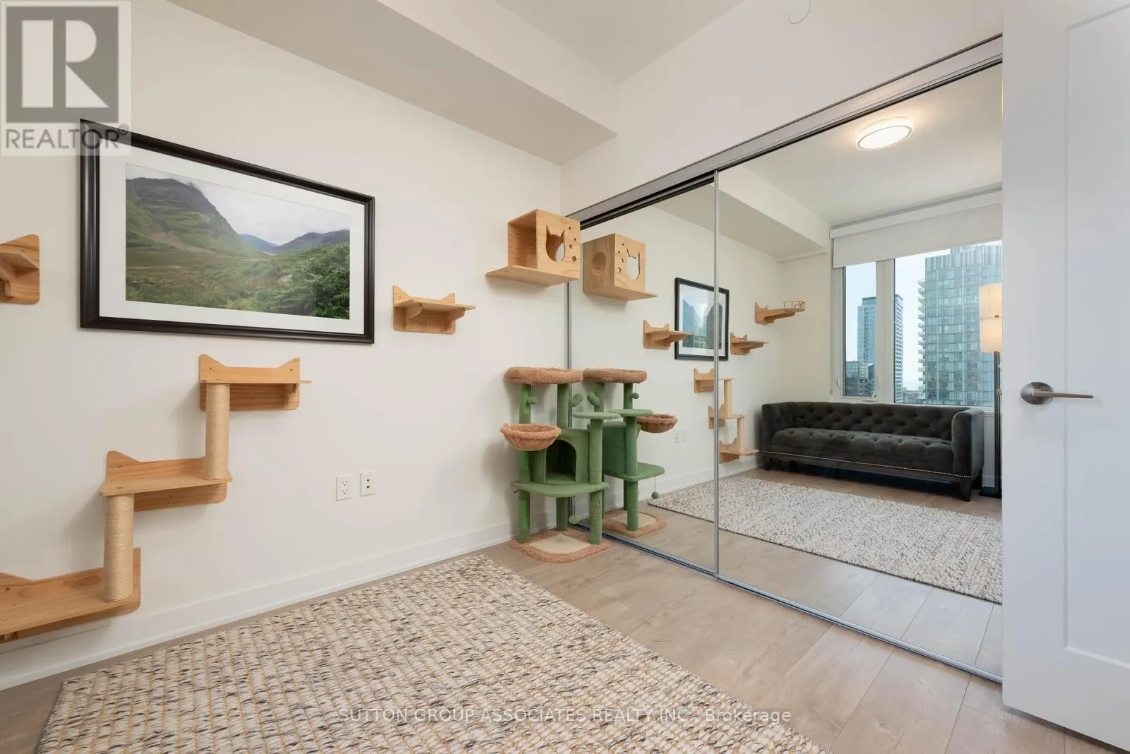 1702 - 576 FRONT STREET W