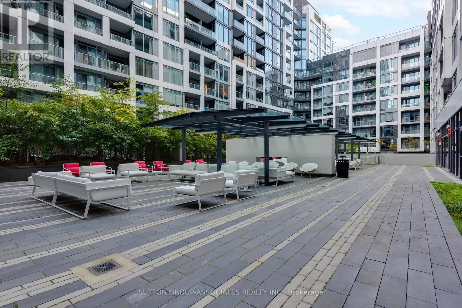 1702 - 576 FRONT STREET W