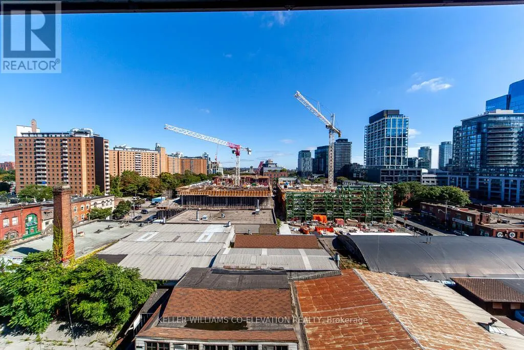 916 - 320 RICHMOND STREET E