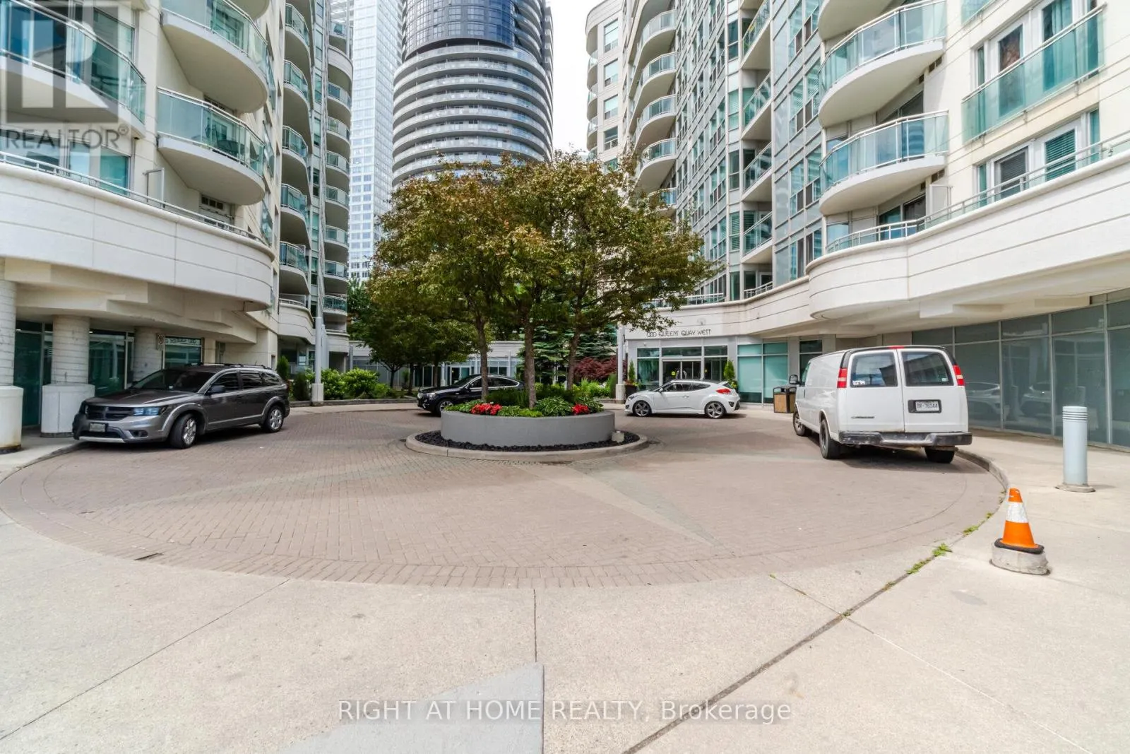219 - 600 QUEENS QUAY