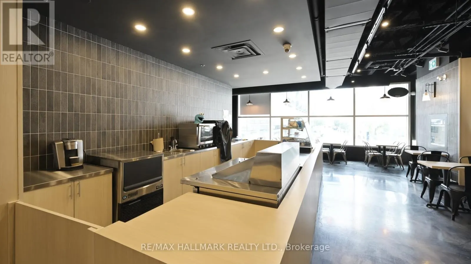 2ND FL - 329 YONGE STREET