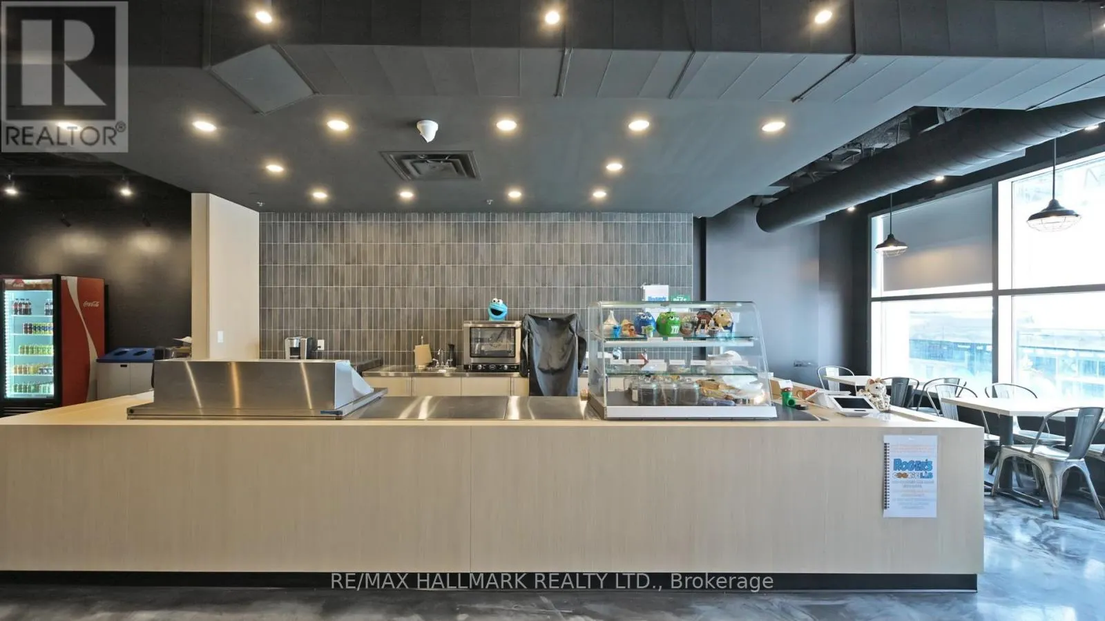 2ND FL - 329 YONGE STREET