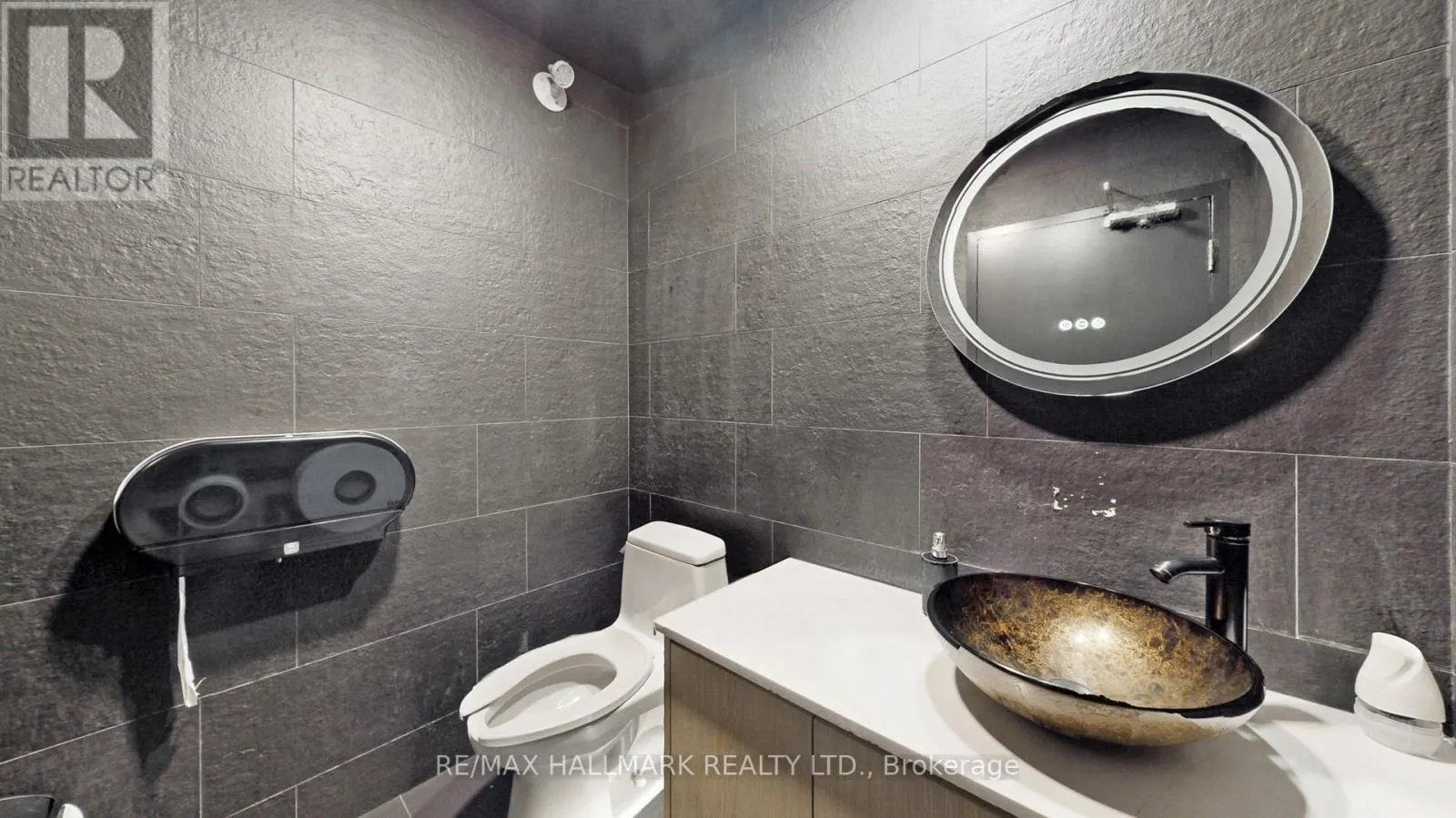 2ND FL - 329 YONGE STREET