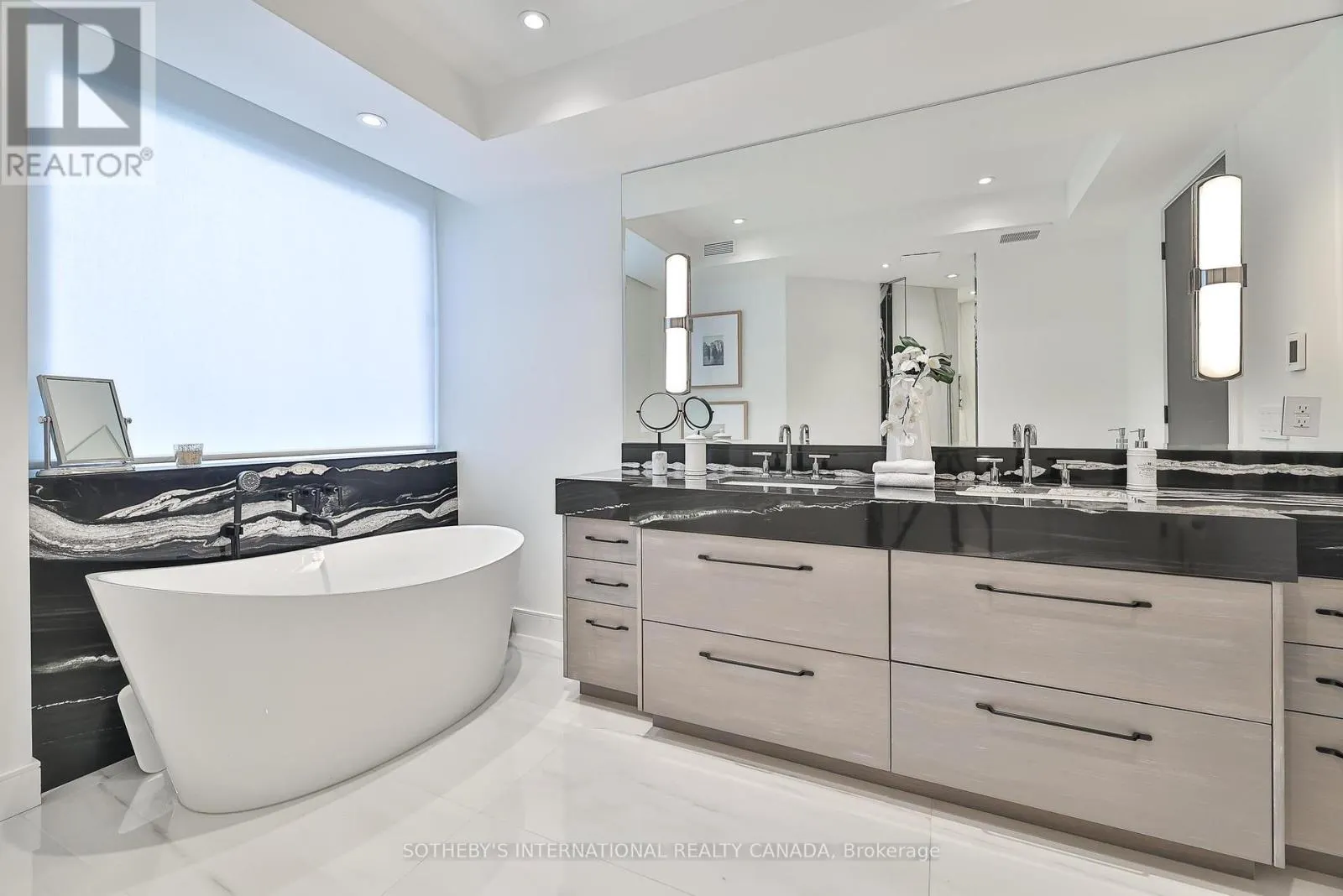 405 - 342 SPADINA ROAD