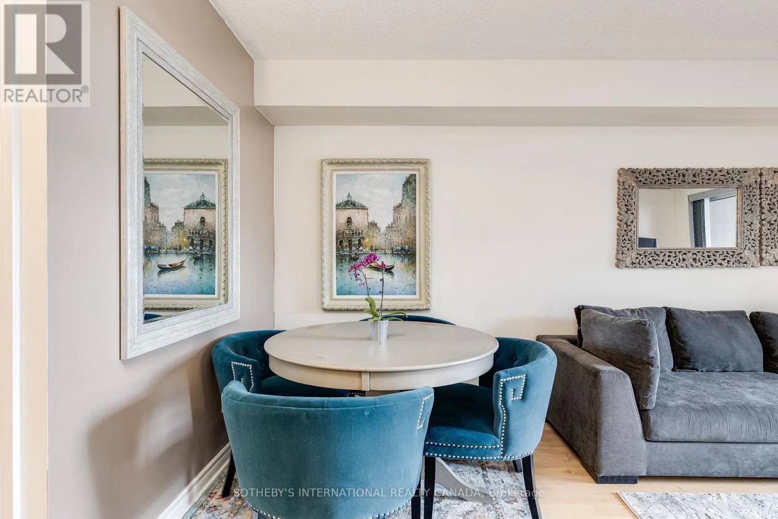 535 - 250 WELLINGTON STREET W