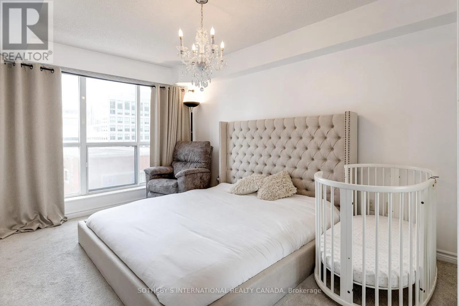 535 - 250 WELLINGTON STREET W