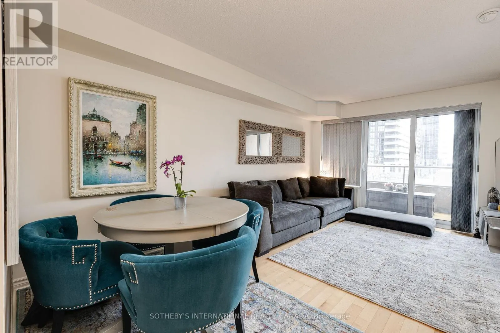 535 - 250 WELLINGTON STREET W
